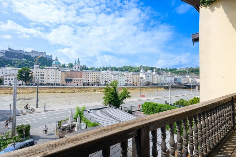 Balkon mit Blick auf die Stadt