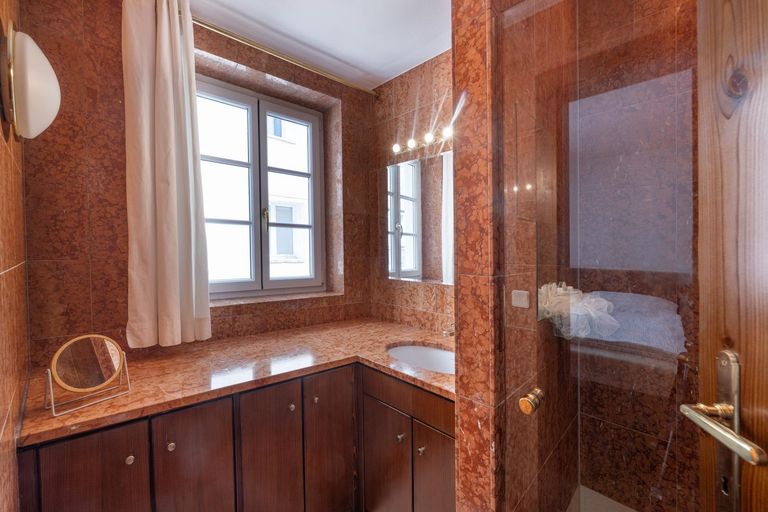 Badezimmer mit Fenster und Dusche