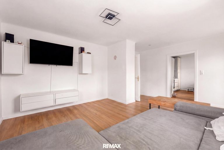 Wohnzimmer (ausgeräumt mit KI)