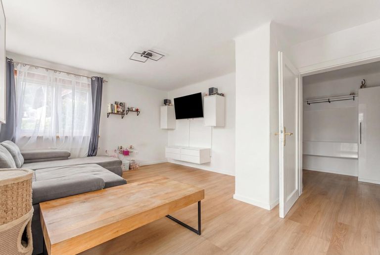 Wohnzimmer (ausgeräumt mit KI)