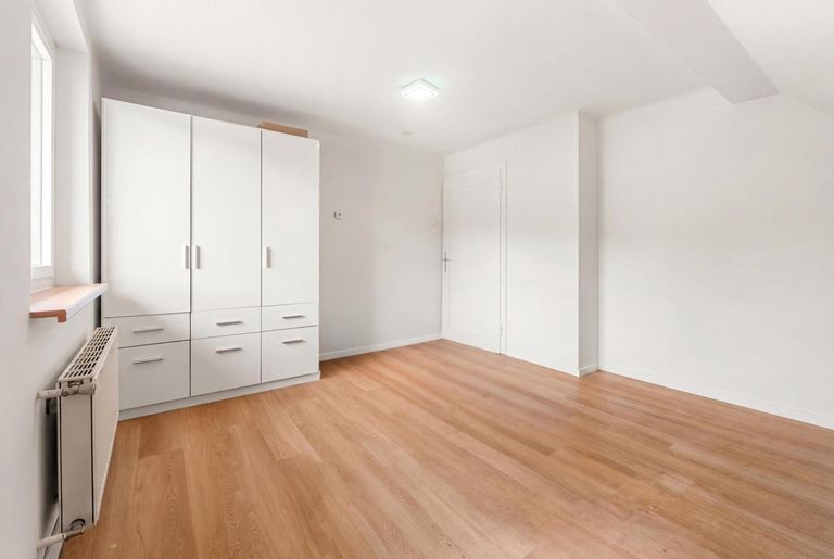 Zimmer OG (ausgeräumt mit KI)