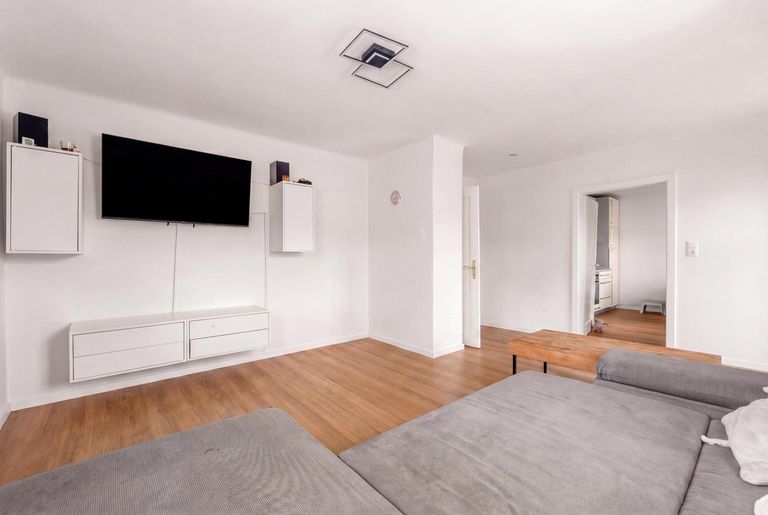 Wohnzimmer (ausgeräumt mit KI)