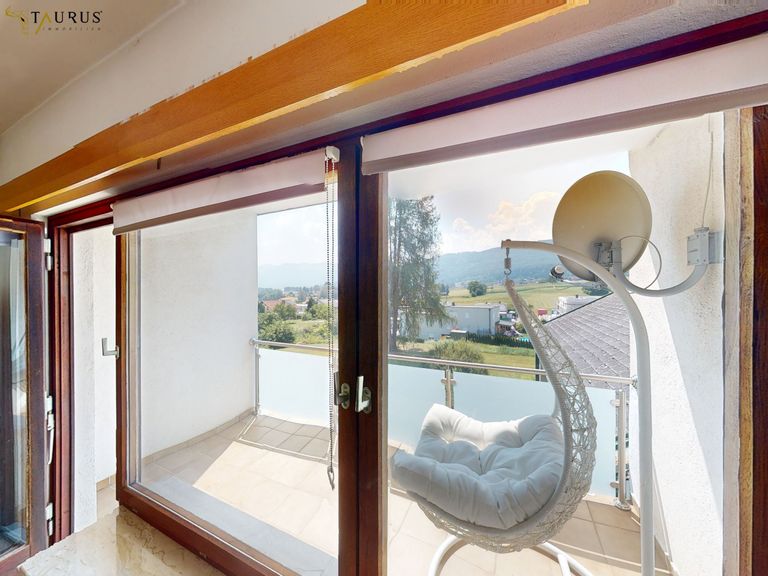 mit Balkon