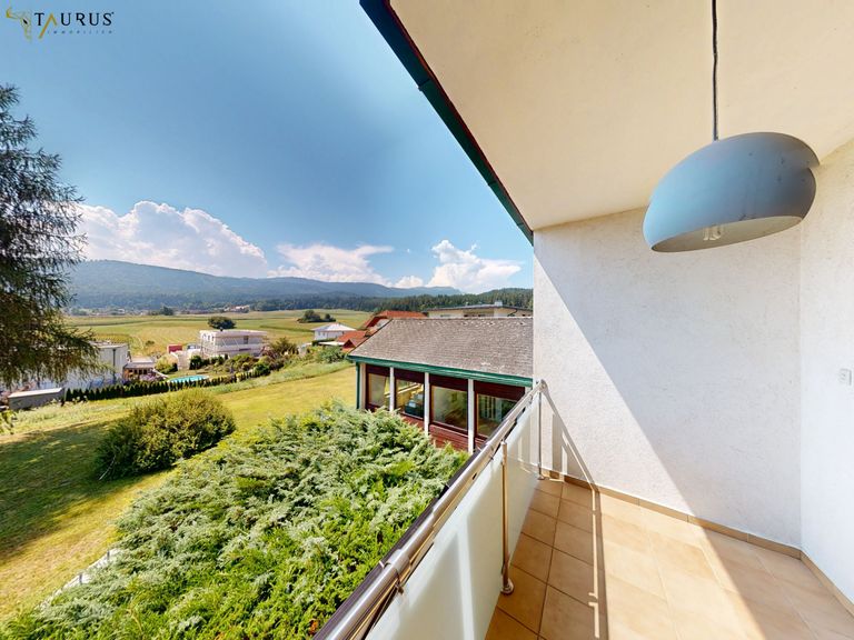 mit Balkon