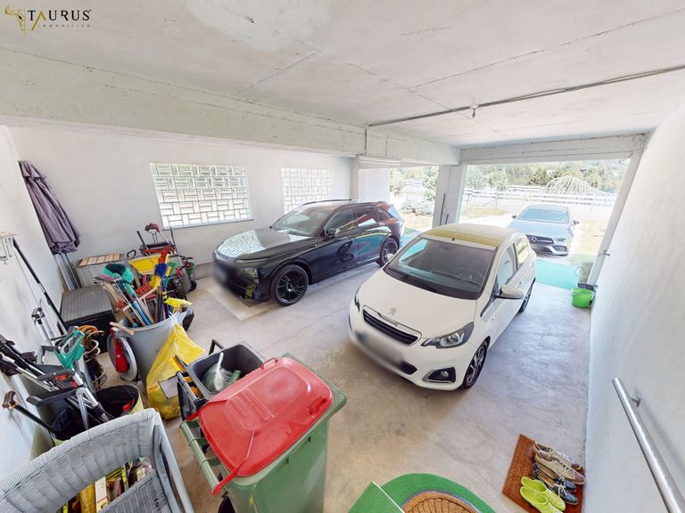 großzügige Garage mit Grube