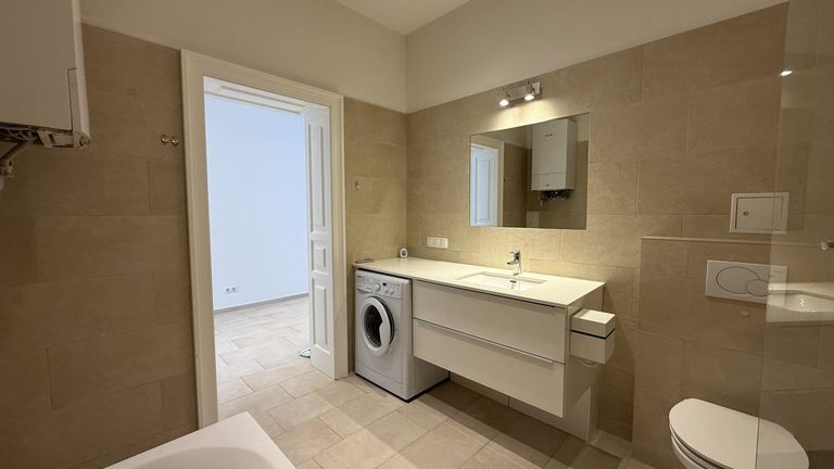 Badezimmer mit Waschmaschine