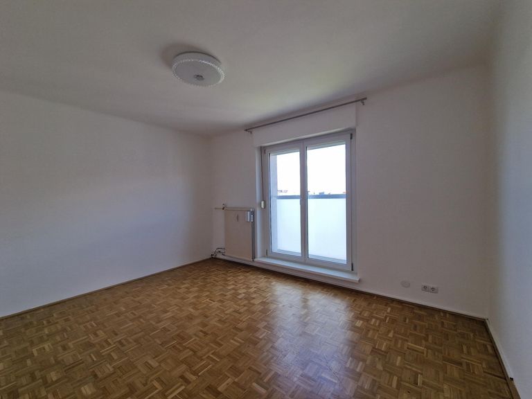 2. Zimmer - große Fenster mit Gelände