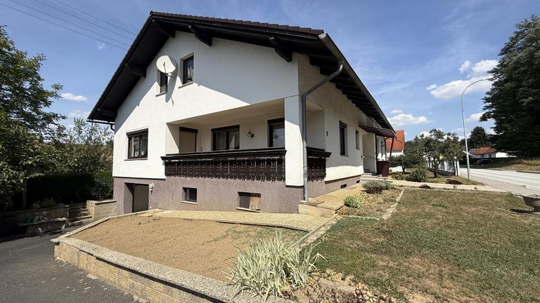 Ansicht mit Zufahrt zur Garage im Keller