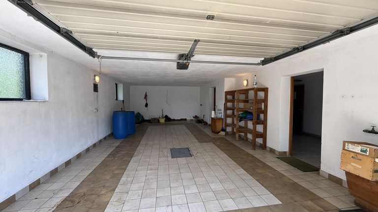 Große Garage im Keller