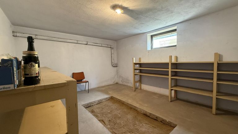 Kellerraum mit Einschlaggrube für Gemüse