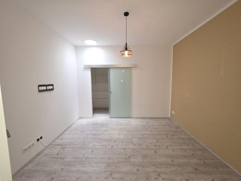 Schlafzimmer mit Schrankraum