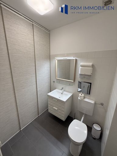 Modernes Badezimmer mit WC