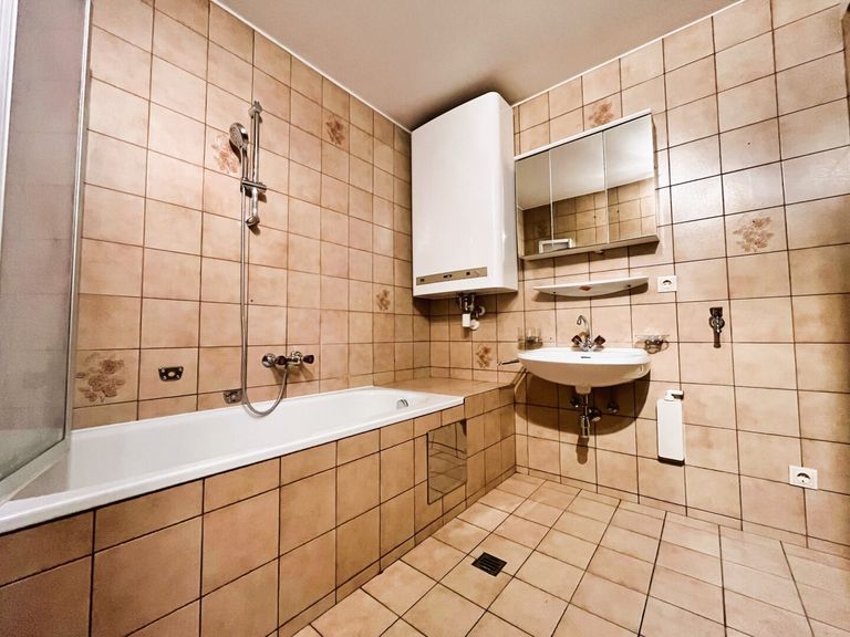Bad mit Badewanne und Waschmaschinenanschluss