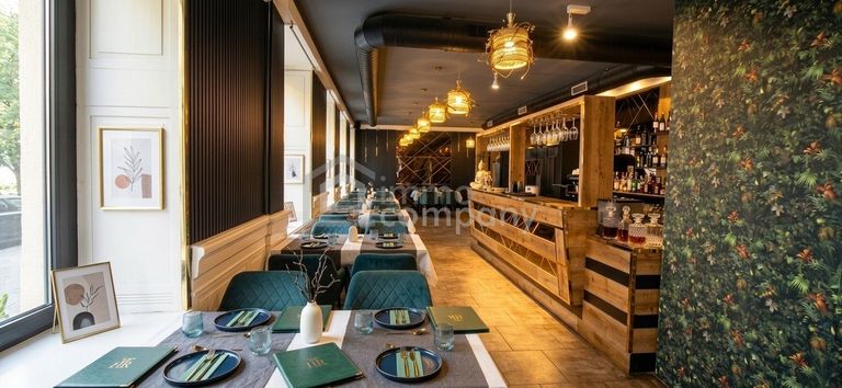 Grosser Raum mit Bar