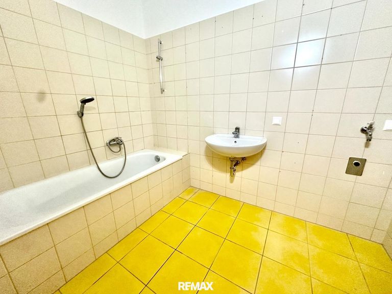 Bad mit Badewanne 