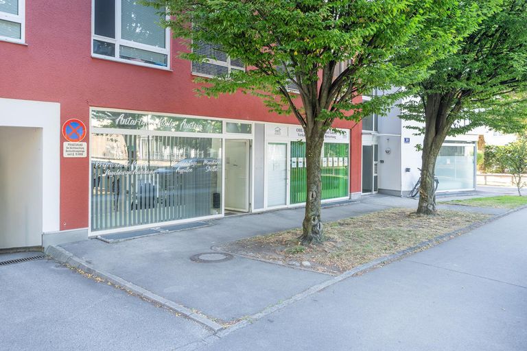 Schaufenster und Eingangsbereich