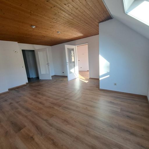 Wohnzimmer mit Blick in die Küche