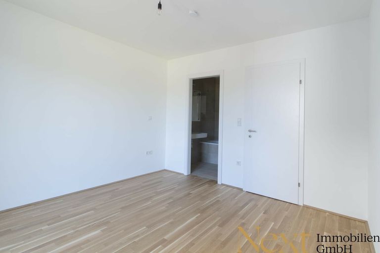 Musterfoto Schlafzimmer mit Zugang zum Badezimmer