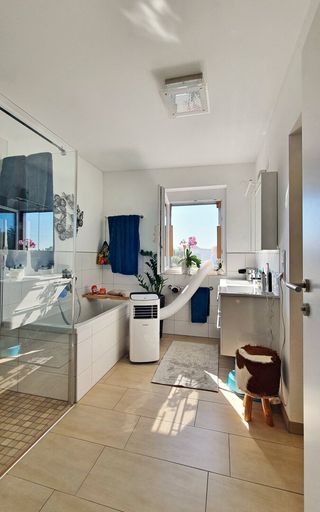 Badezimmer mit Wanne und Walk-In-Dusche