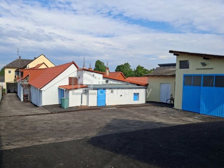 Hofansicht mit Garage