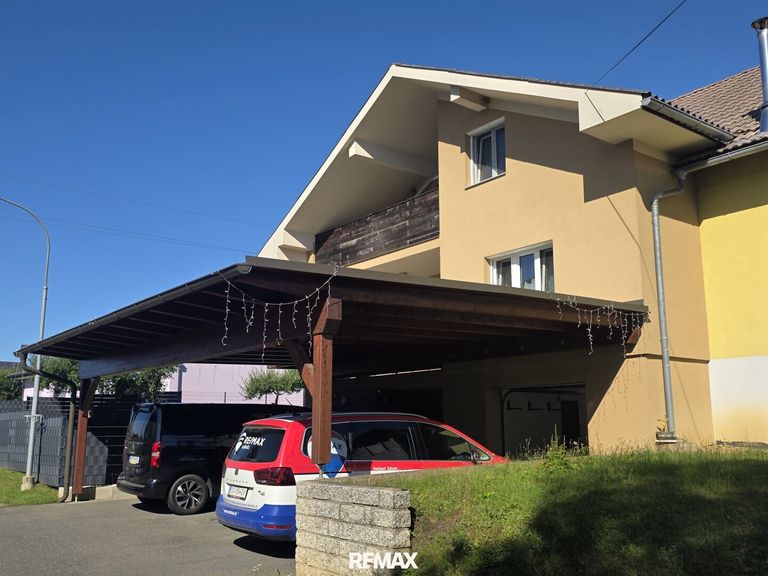 großes Carport