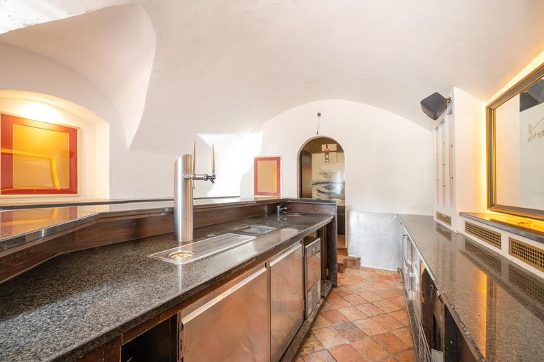 Bar mit Schankanlage