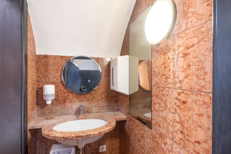 Toiletten mit Marmorfliesen
