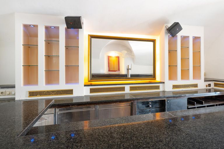 One-Room-Bar