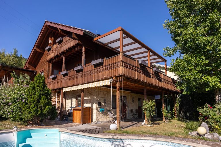 Haus mit Sonnenterrasse und Pool