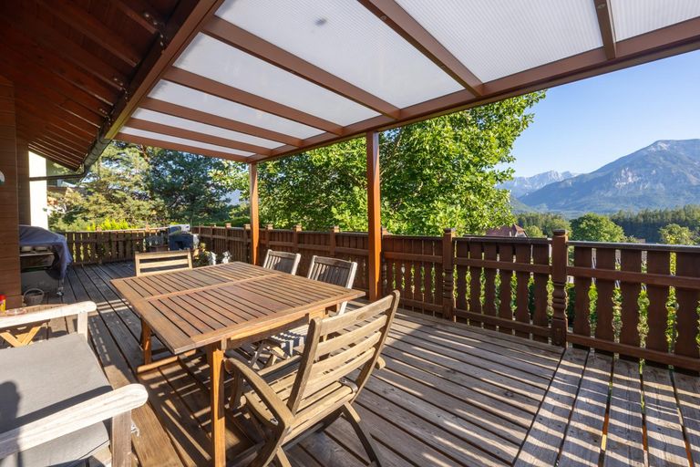 Großzügige, überdachte Terrasse mit beeindruckende