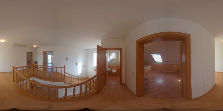 Galerie offene WC-Türe OG