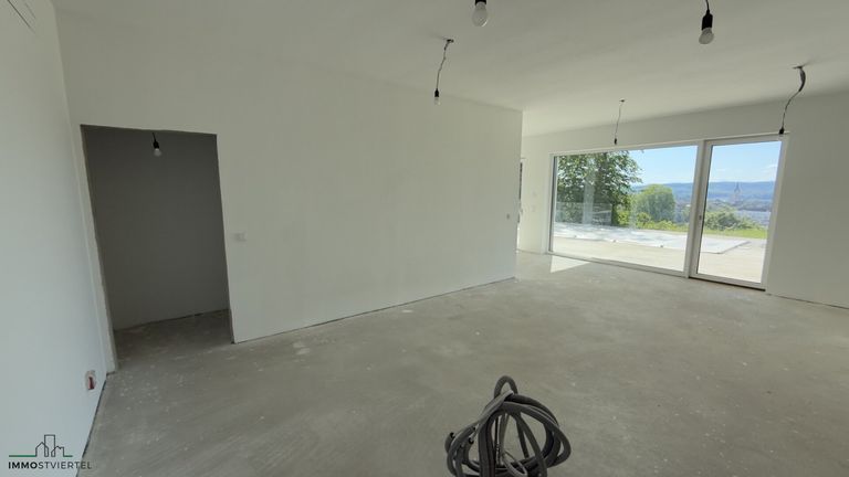 Küchenbereich mit Speis und Zugang zur Terrasse