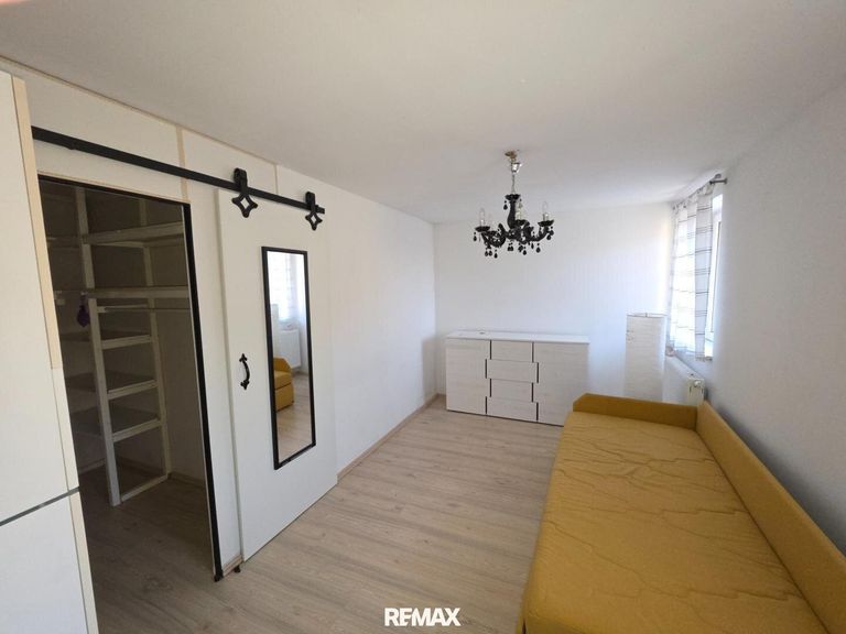 Schlafzimmer mit Schrankraum