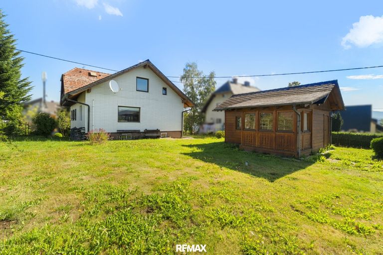 Haus samt Gartenhütte und Grundstück