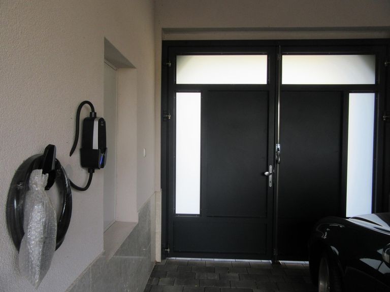 15 Einfahrt und Ladestation