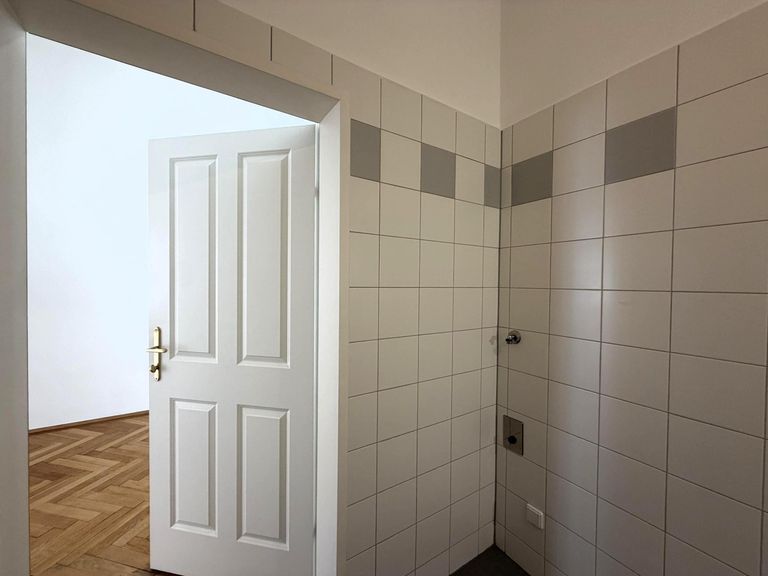 Badezimmer mit Dusche und WM/WT-Anschluss