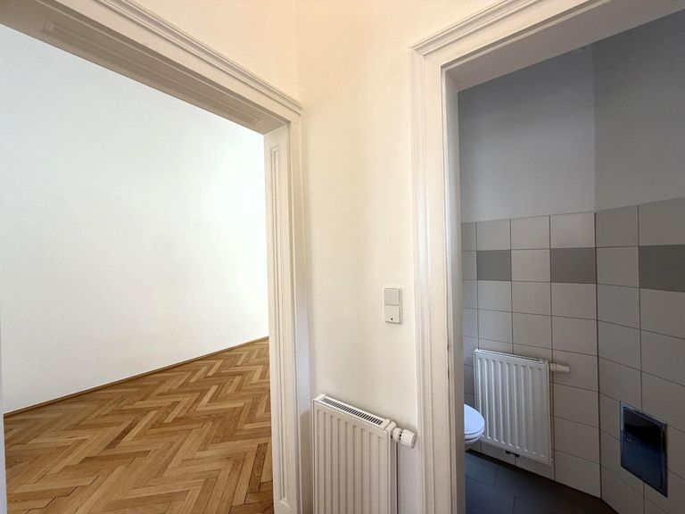 Toilette im eigenen Raum, getrennt vom Bad