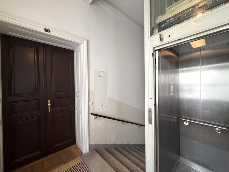 Stiegenhaus mit Lift / Wohnungseingang