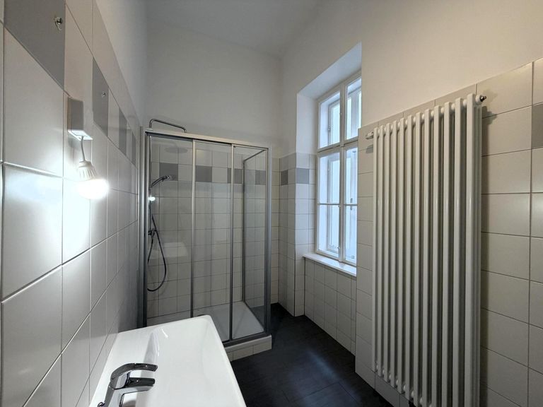 Badezimmer mit Dusche und WM/WT-Anschluss