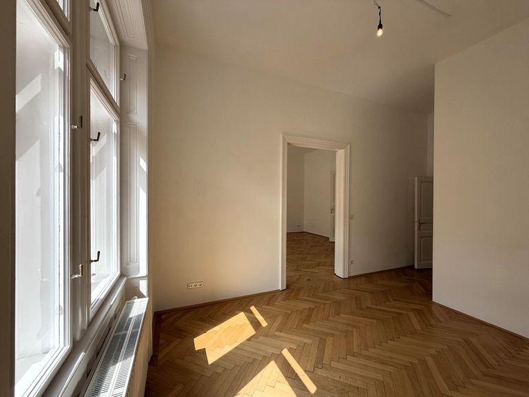Schlafzimmer mit begehbarer Garderobe