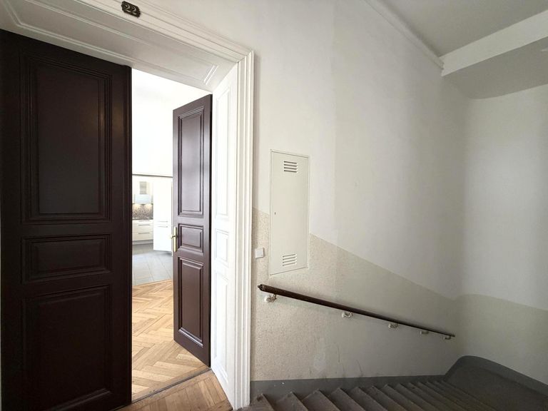 Stiegenhaus mit Lift / Wohnungseingang