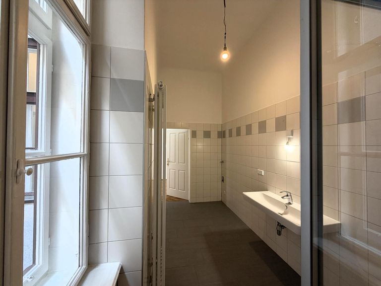Badezimmer mit Dusche und WM/WT-Anschluss