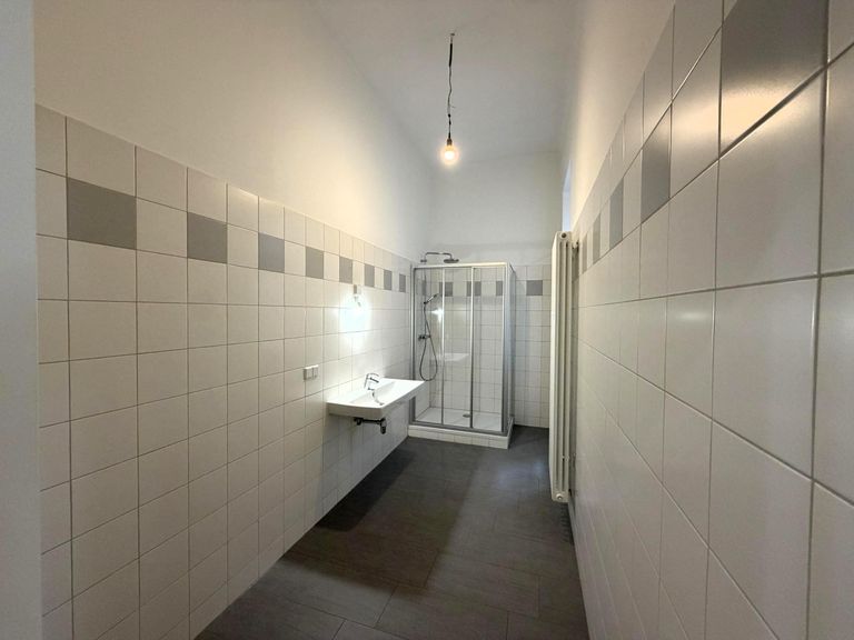 Badezimmer mit Dusche und WM/WT-Anschluss
