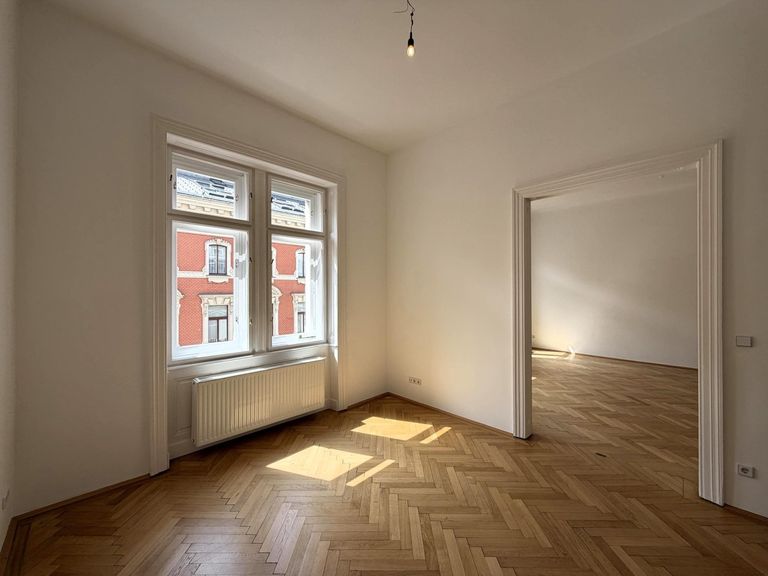 Schlafzimmer mit begehbarer Garderobe
