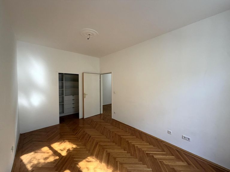 Schlafzimmer mit begehbarer Garderobe