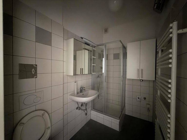 Bad mit Dusche, WC und WM-Anschluss