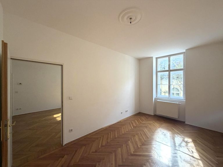 Schlafzimmer mit begehbarer Garderobe