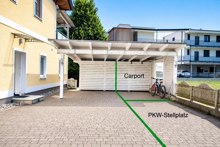 Carport und Eingang