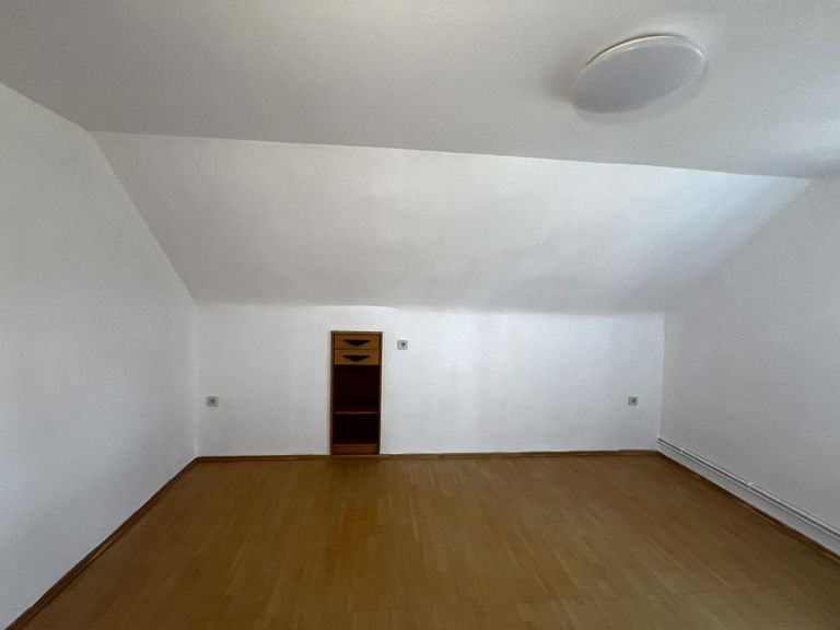 Zimmer 2, im Obergeschoss