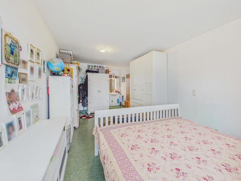 Schlafzimmer 5
